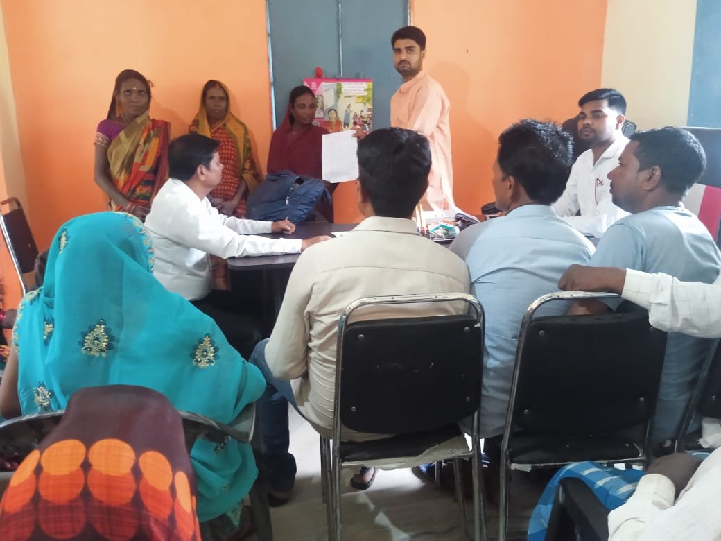 Gram Sabha Mein Aawedan Deti Mahilayen Pearl Bagaha